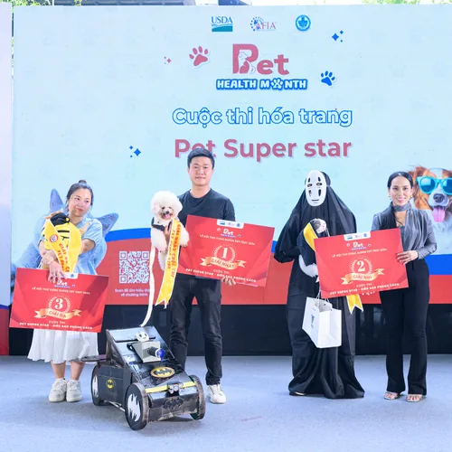 Thí sinh và thú cưng hóa trang trên sân khấu Pet Super Star