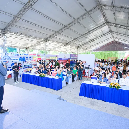 Khách tham quan các gian hàng trong lễ hội